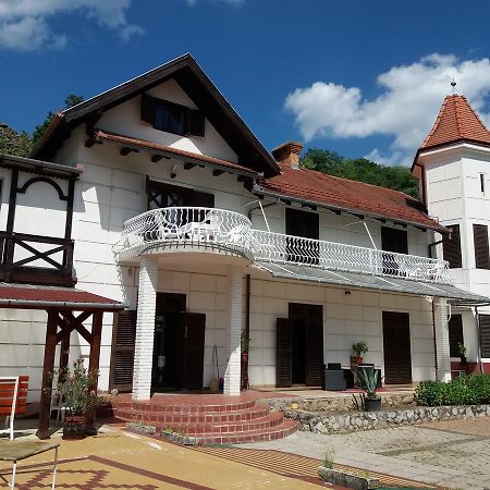 Valcsics Villa Panzio Beci Exterior foto