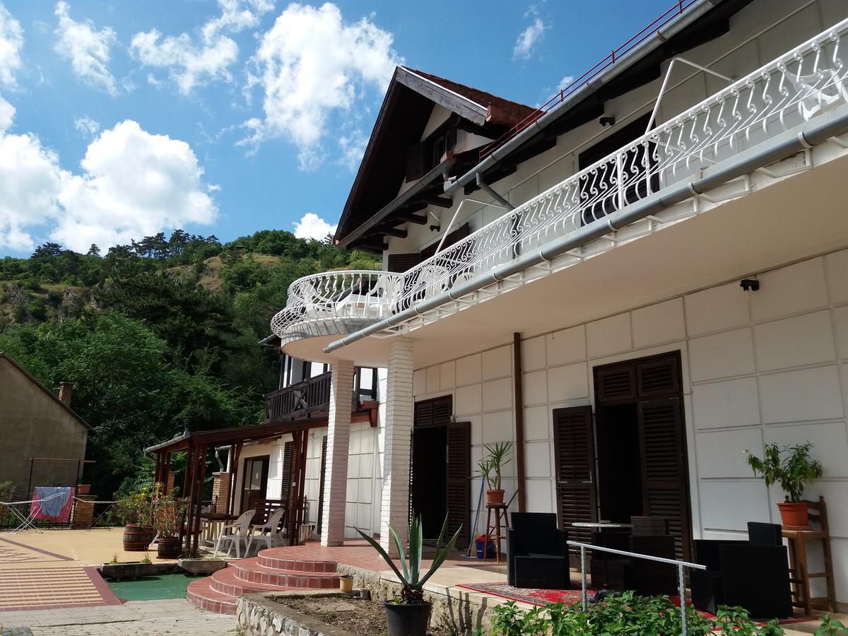 Valcsics Villa Panzio Beci Exterior foto